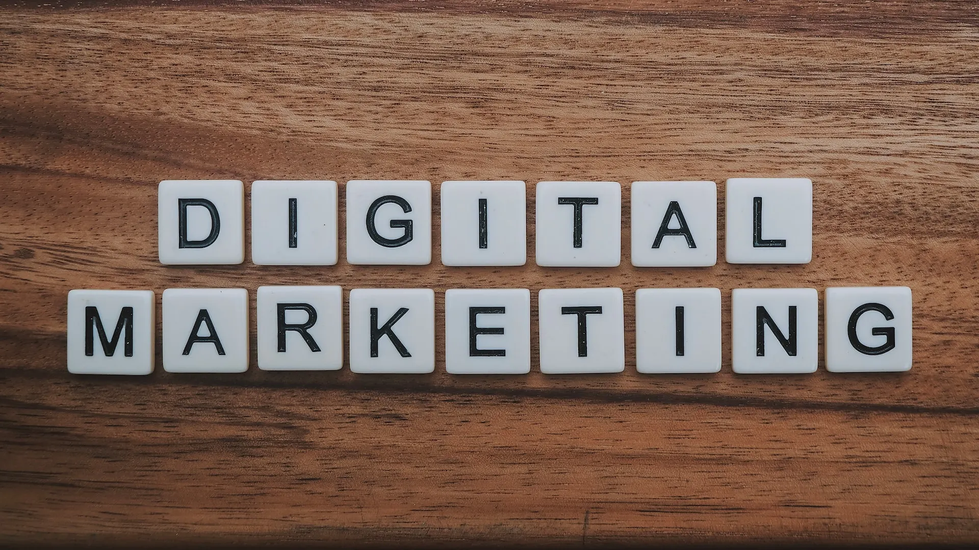 "Digital Marketing" stavat i plastbrickor